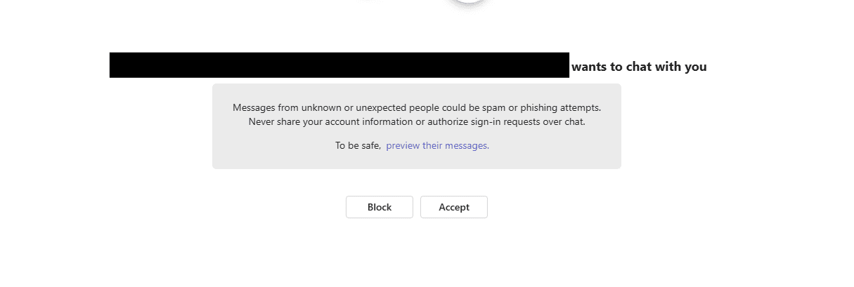 Screenshot der Nachrichtenanfrage in Teams: Ein geschwärzter Absender möchte mit Ihnen chatten; darunter der Hinweis, dass Nachrichten von unbekannten oder unerwarteten Personen Spam oder Phishing-Versuche sein könnten, und die Schaltflächen „Block“ und „Accept“.