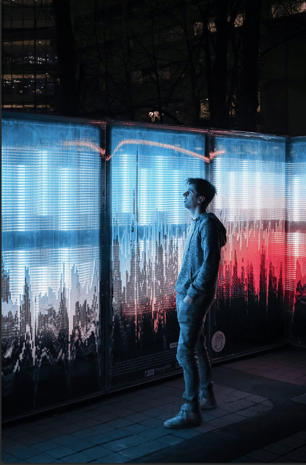 Night image of the audio-reactive exhibition.