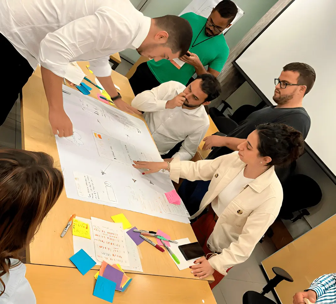 Equipo Ternium trabajando en un Workshop