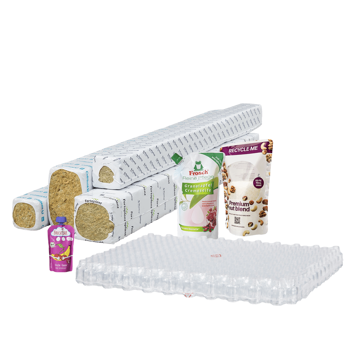 Verschiedene Verpackungsmaterialien aus recycelbaren Quellen. Schaumstoff, Folien, und verpackte Produkte.
