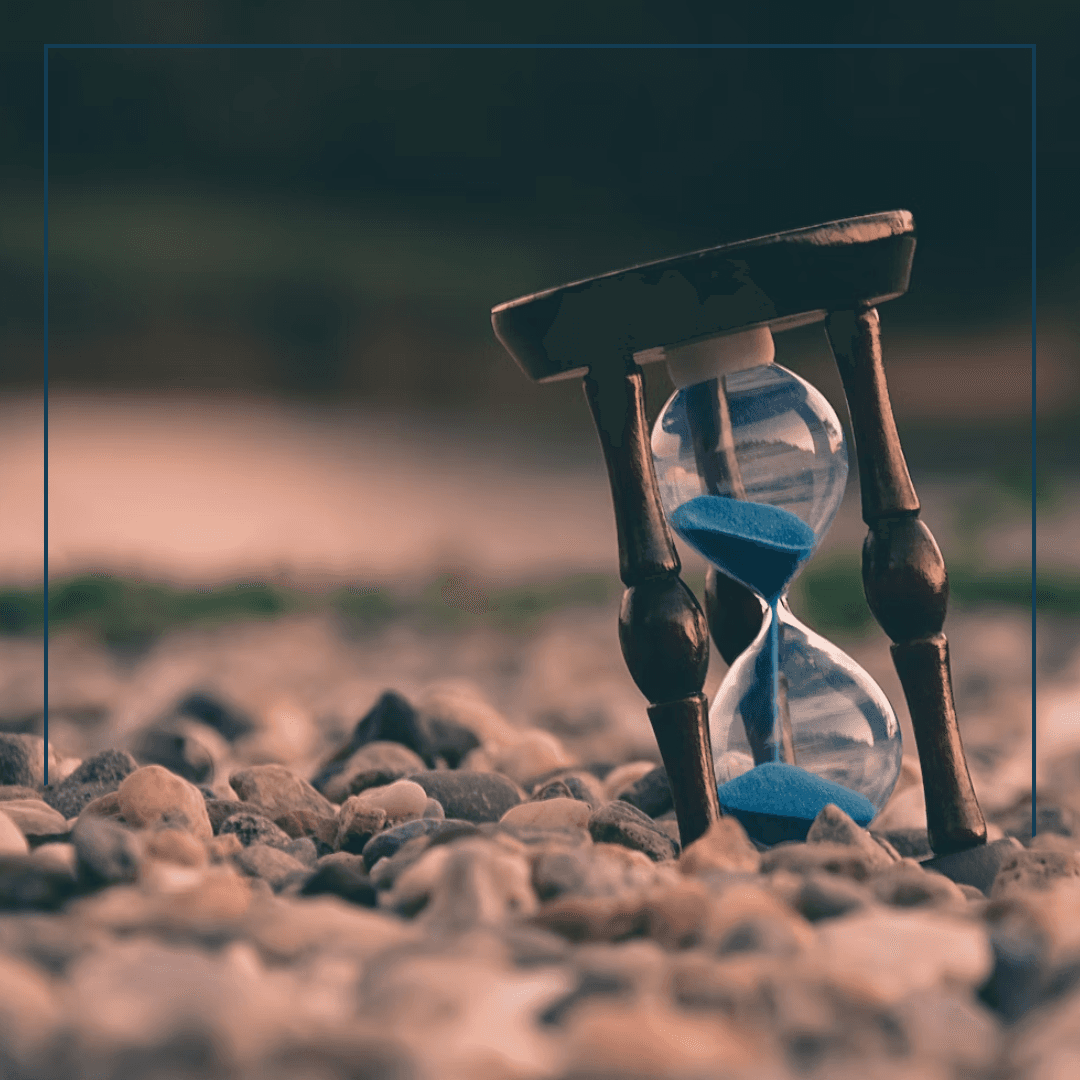 Hand mit Handy und Kompassapp, ein Schiff im Hintegrund