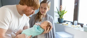 parent tenant enfant dans les bras