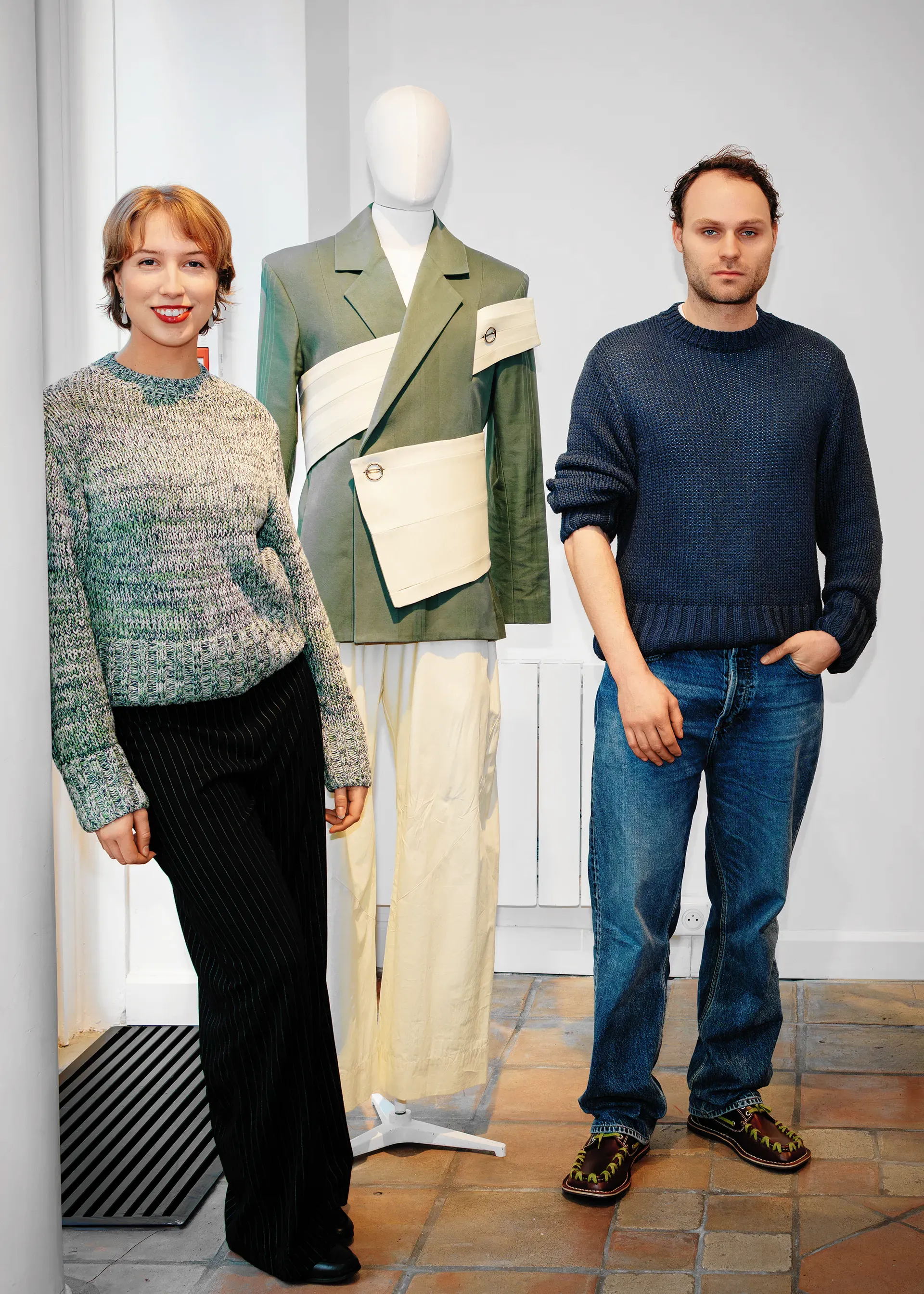 Créateurs de mode et pièces exposées lors d’un événement design
