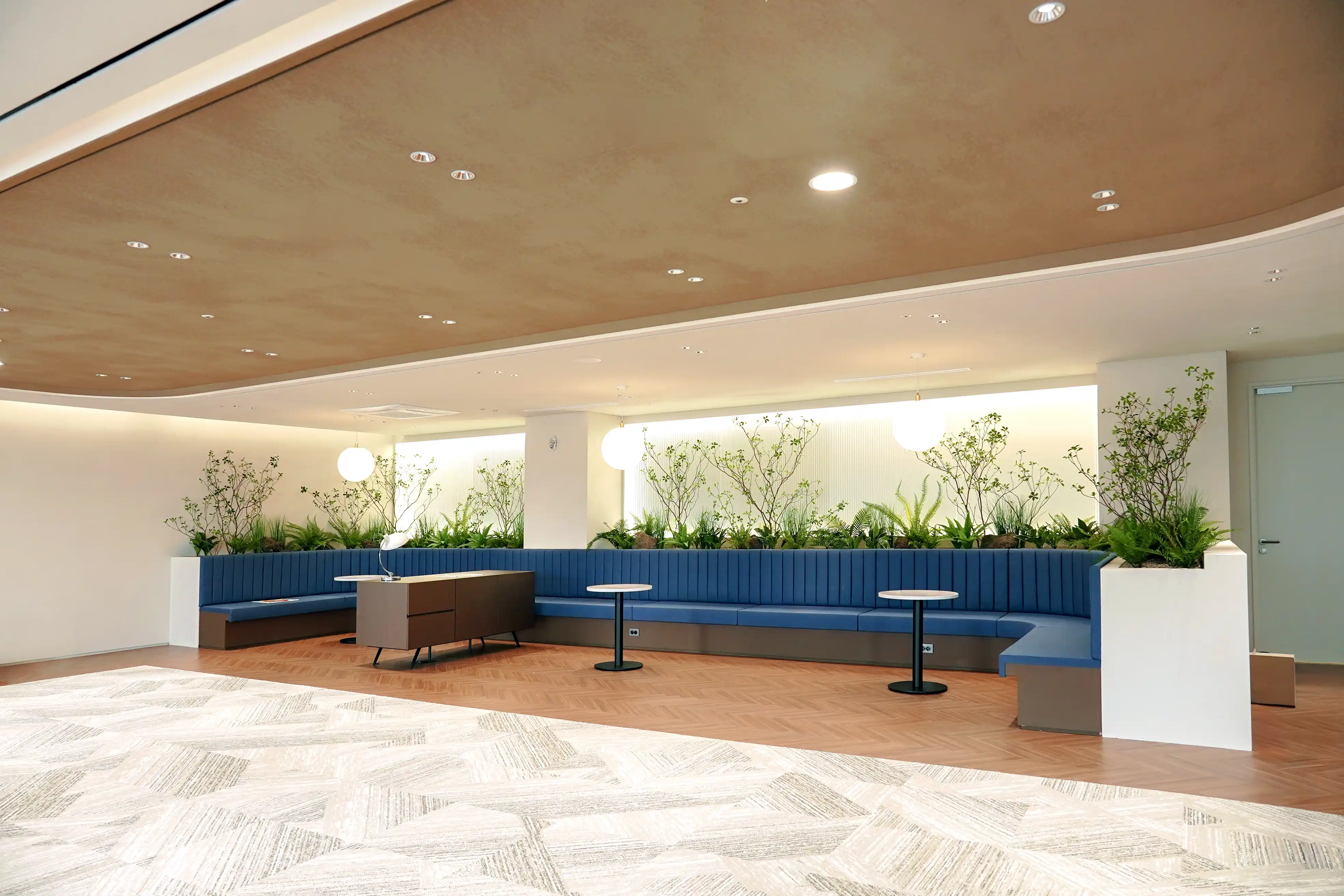 사옥 라운지 소파 후면 플랜터 라인 실내 조경