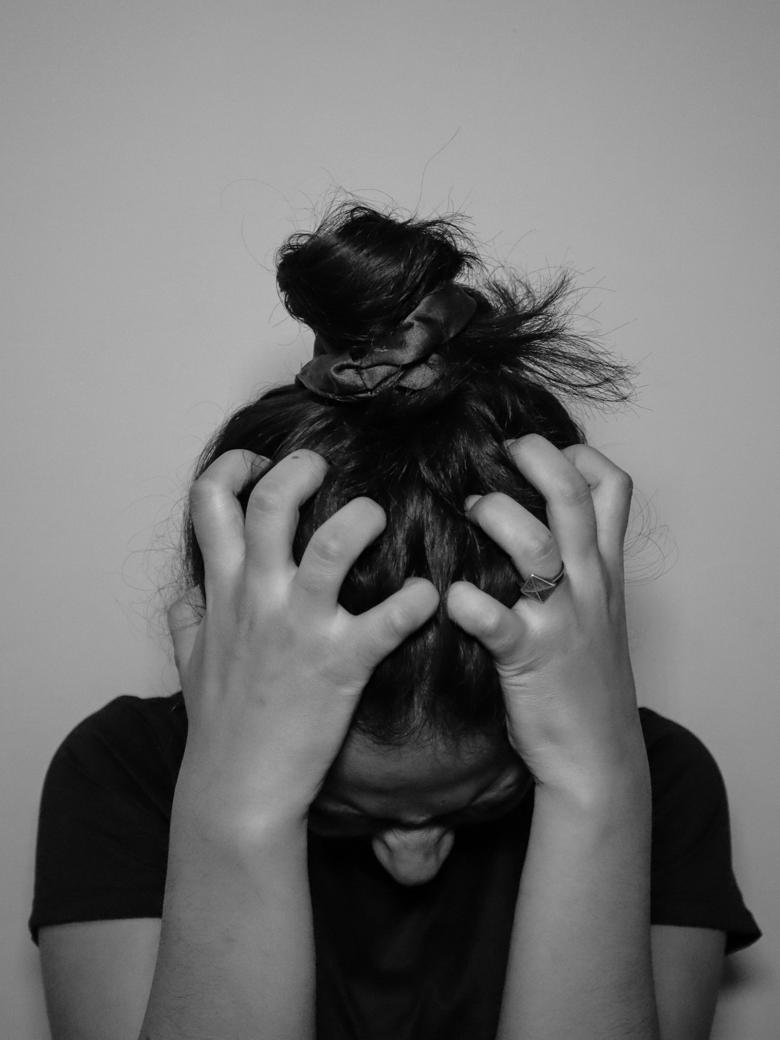 Frau die sich die Haare vor Stress und Ärgernis zerzaust