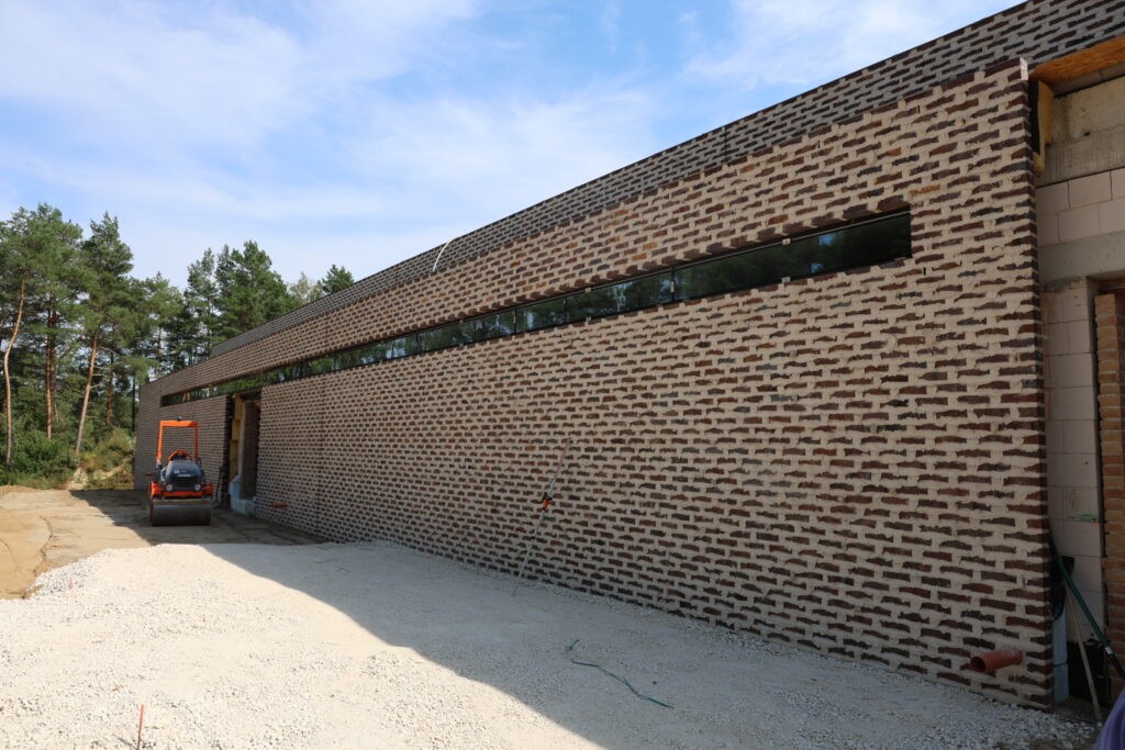 "Muzeum w Treblince – dekoracyjna elewacja ceglana z nieregularną fugą