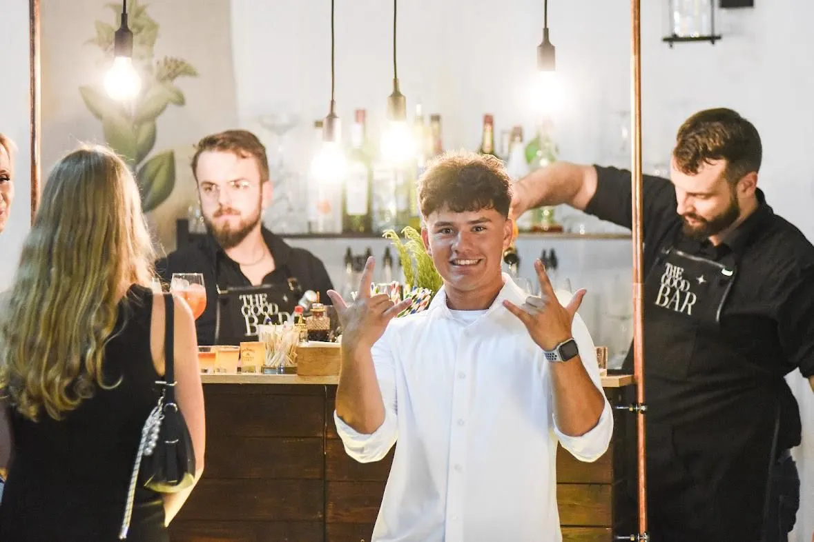 goście mobilnego baru na wesele zachwyceni obsługą barmańską