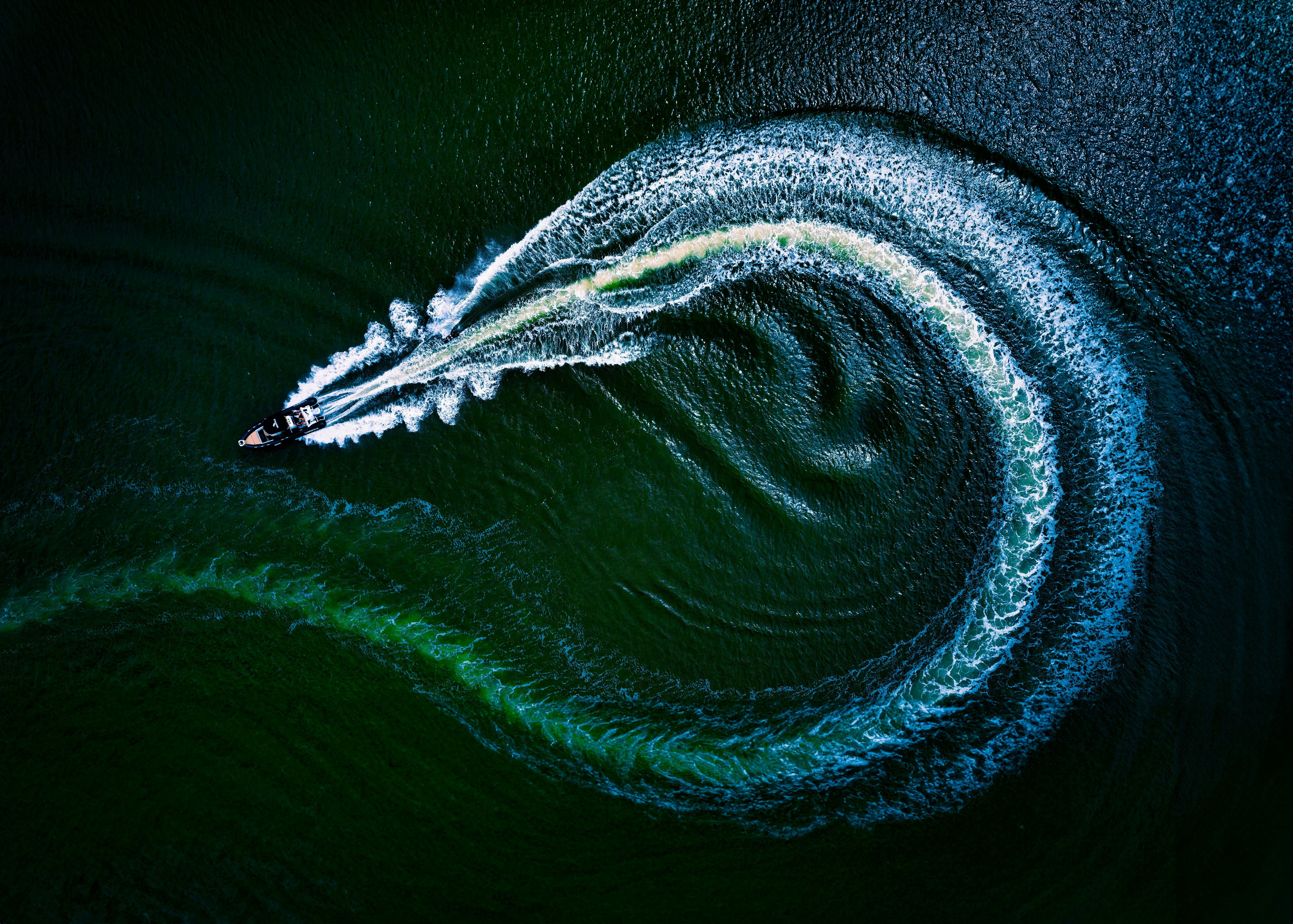 boat making trail in water