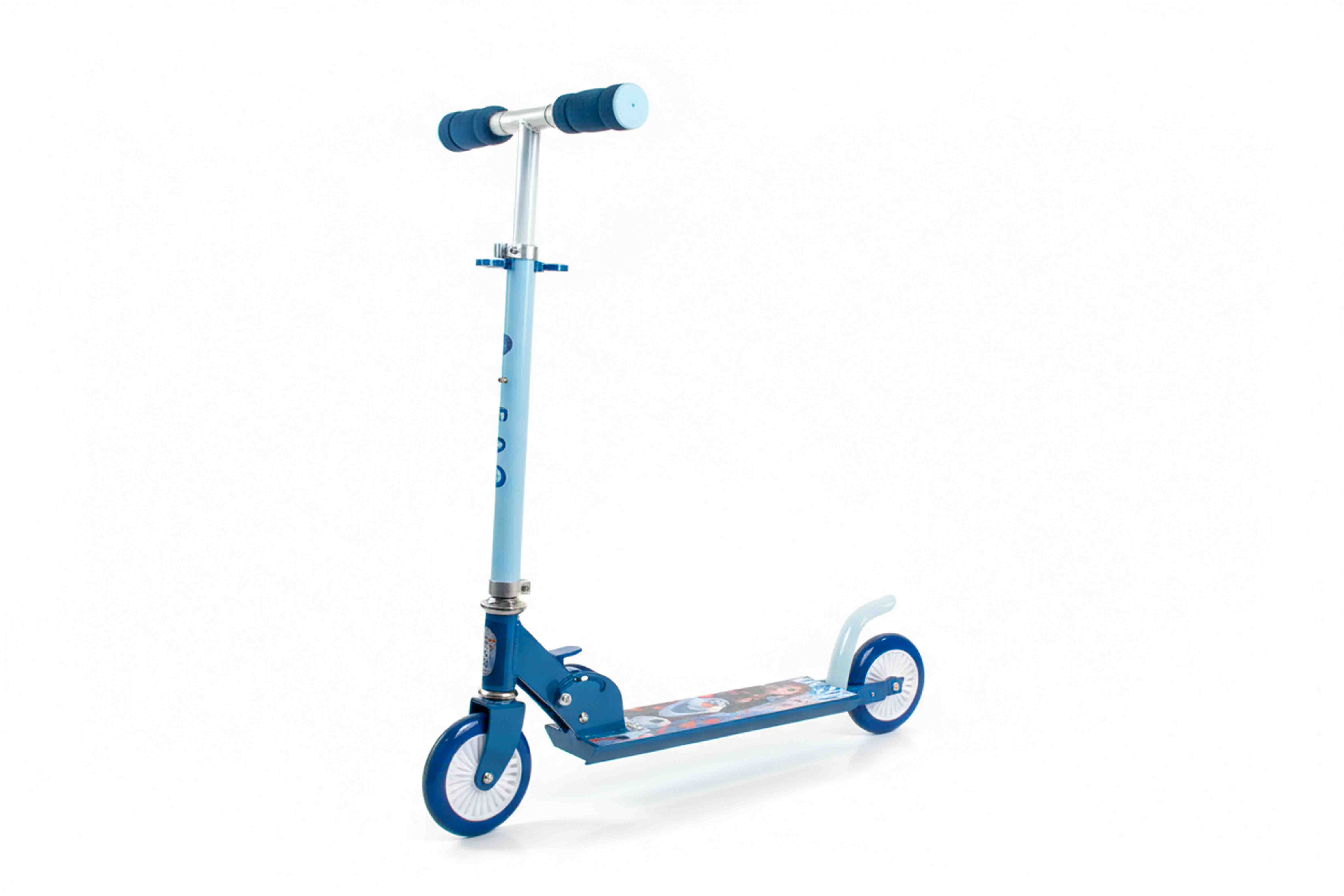 Blå sparkcykel för barn med justerbart styre och motiv på fotplattan – lätt, hopfällbar och perfekt för lek och transport i Uppsala