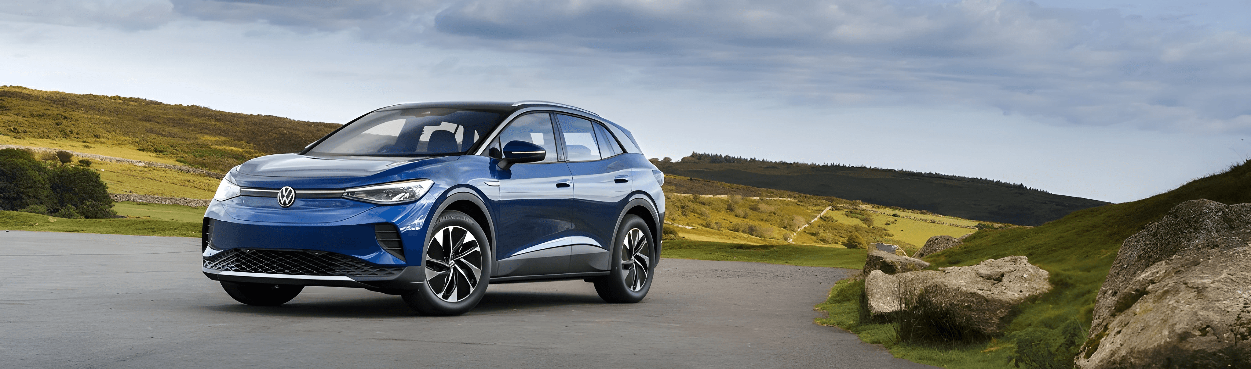 Volkswagen ID.4 bleue en pleine nature, SUV électrique vu de face sur route dégagée