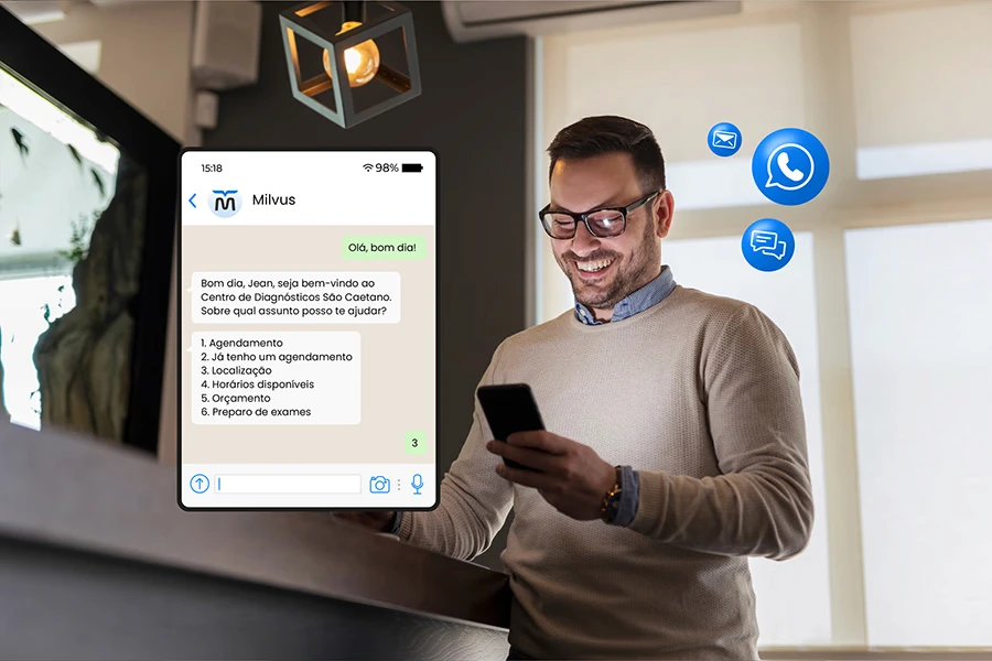 Usuário sorrindo ao ser atendido pelo chatbot Milvus via WhatsApp no celular