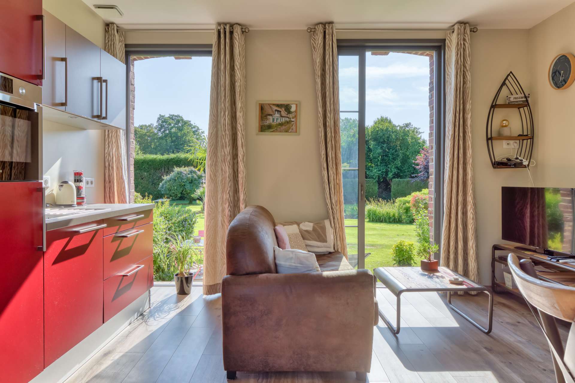 Séjour avec cuisine moderne et grandes baies vitrées au gîte Veules-les-Roses en Seine-Maritime