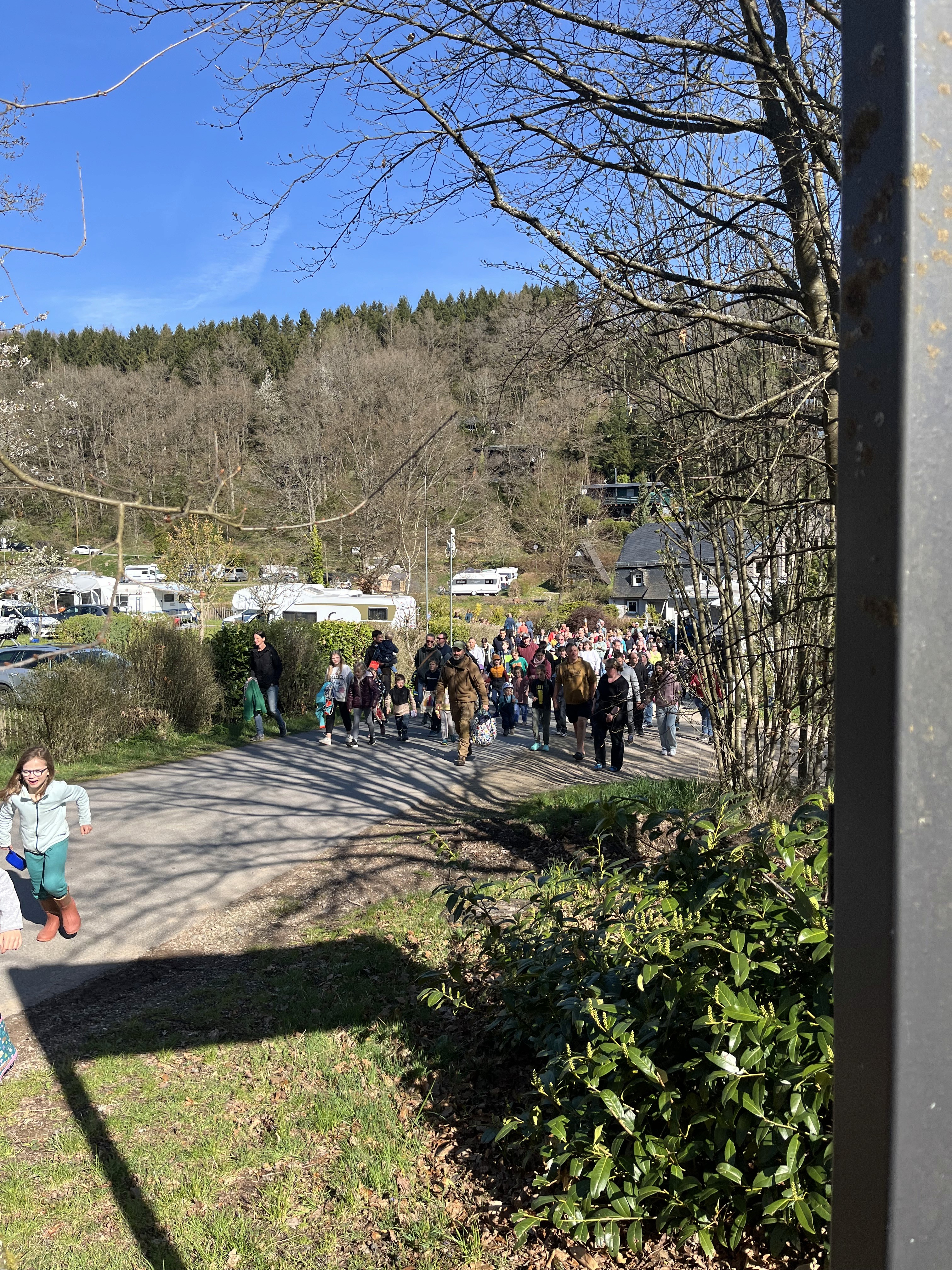 Zusammen gehen wir zur Ostereier suche