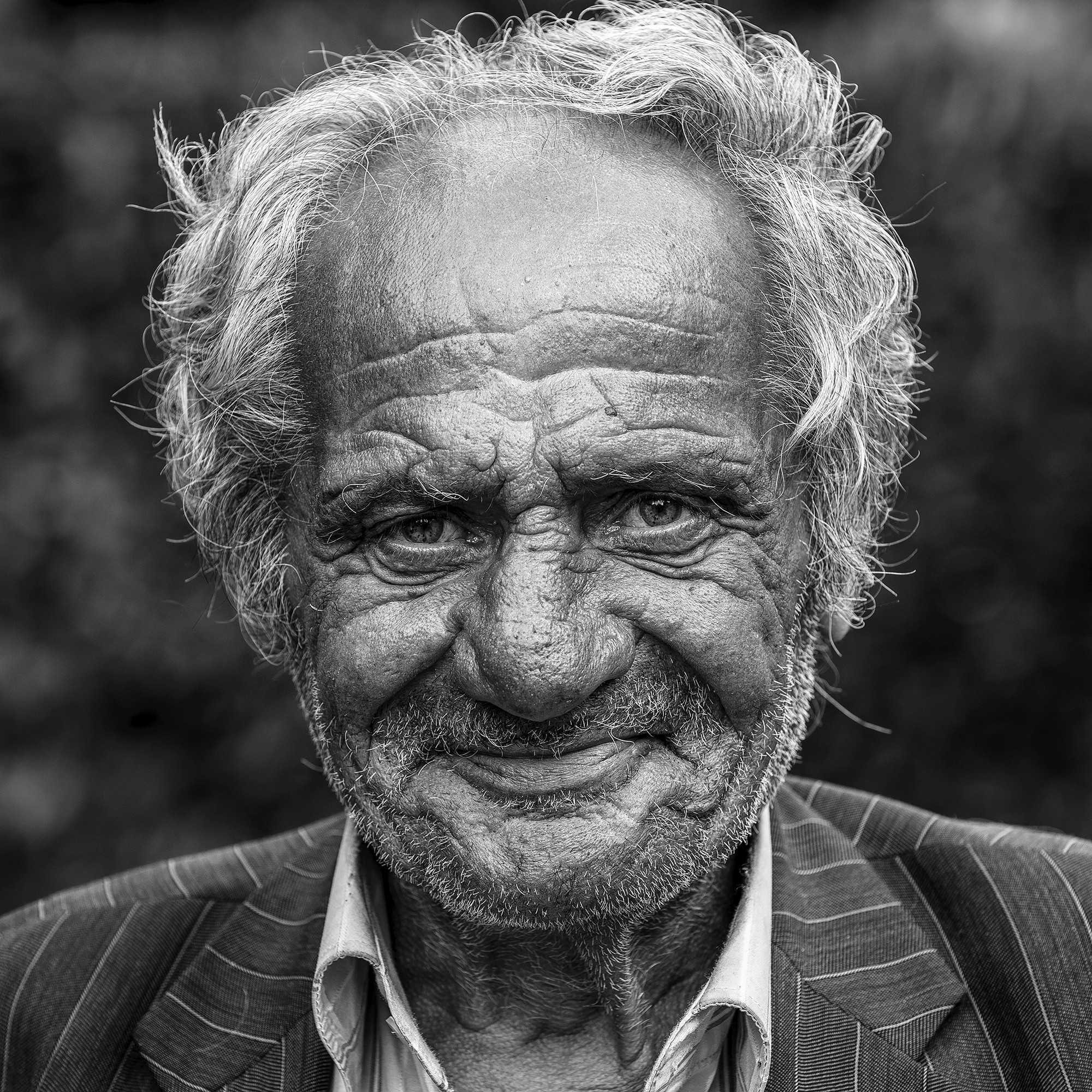 Frederic Bourcier, photographe documentaire, réalise des portraits d’un sans domicile fixe qui vient régulièrement lui rendre visite à son atelier. A travers ces photos, on peut voir les saisons , son humeur et surtout son état de fatigue.