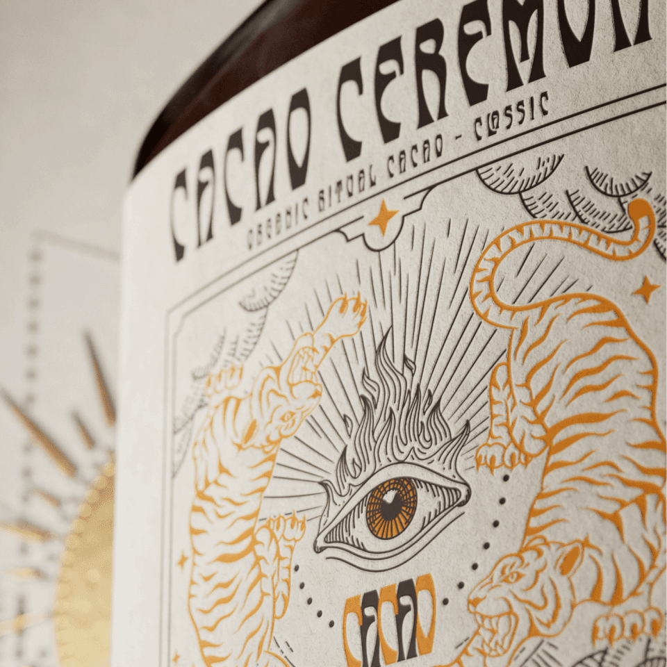 Cacao Ceremony Detailansicht – Etikett mit esoterischer Symbolik