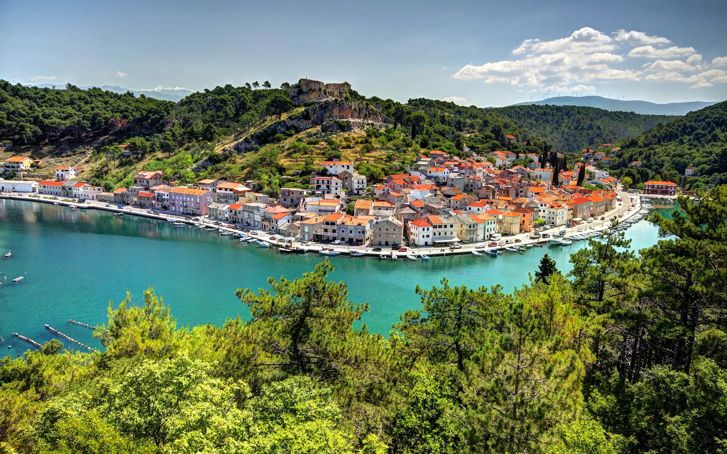 Havnen i Stari Grad sett ovenfra, på sykkelcruise i Kroatia med Expa Travel