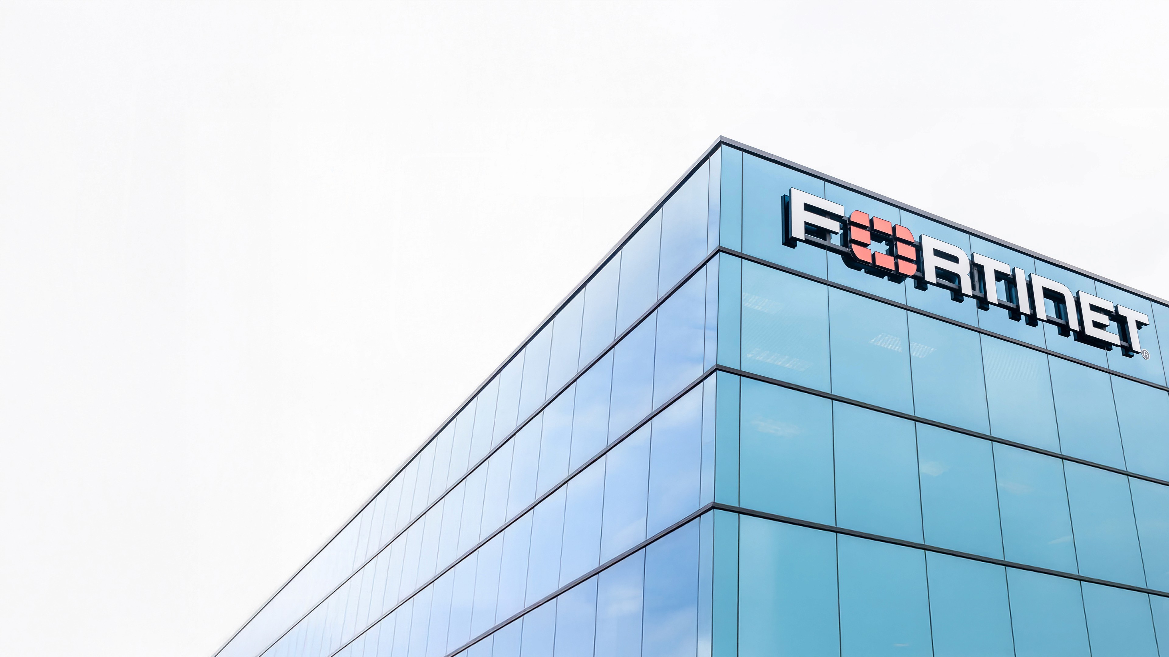 mulher segurando um notebook em um datacenterenquanto mexe em um dos hacks