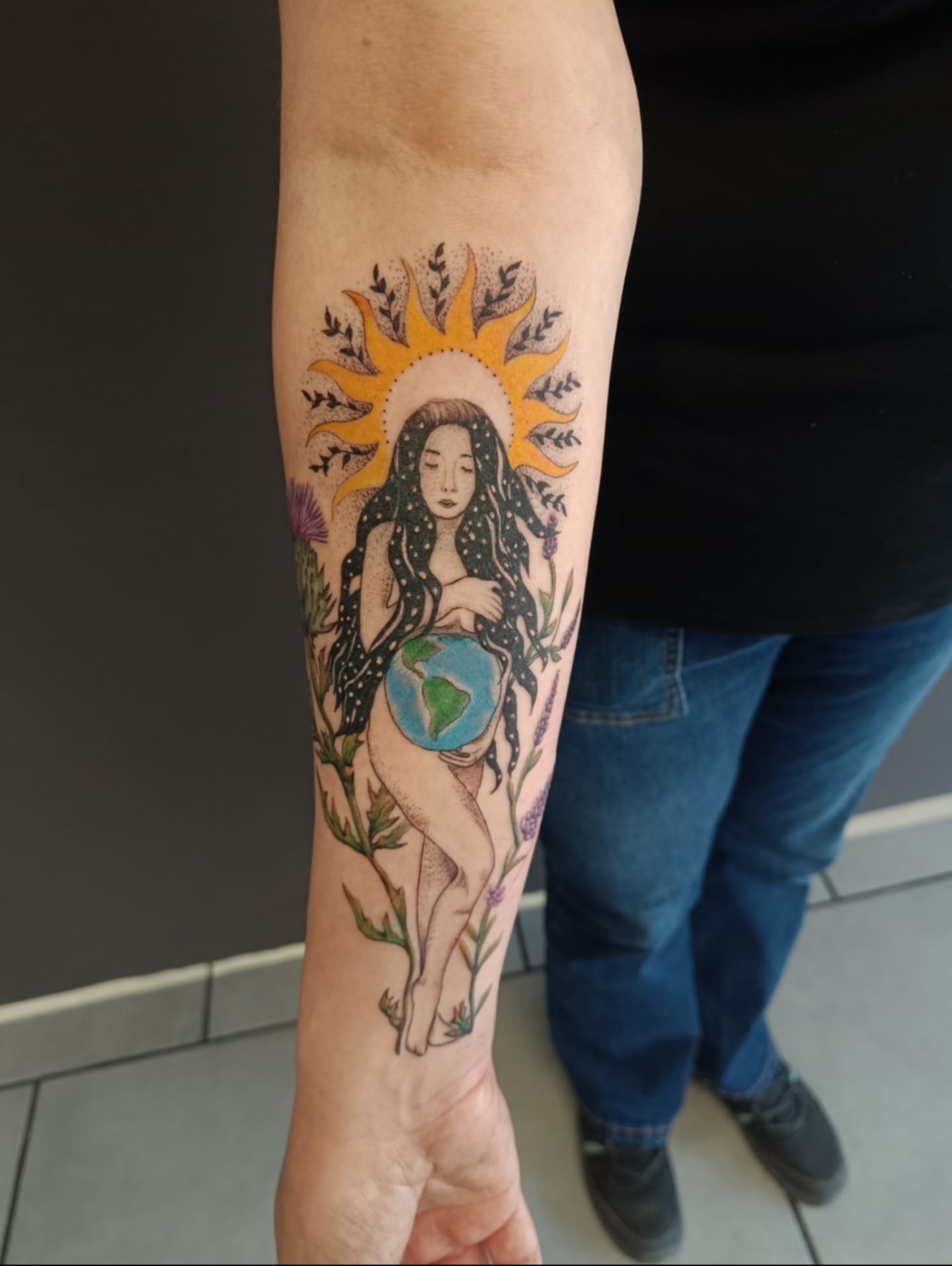 tatouage d'une femme sur avant bras en couleur