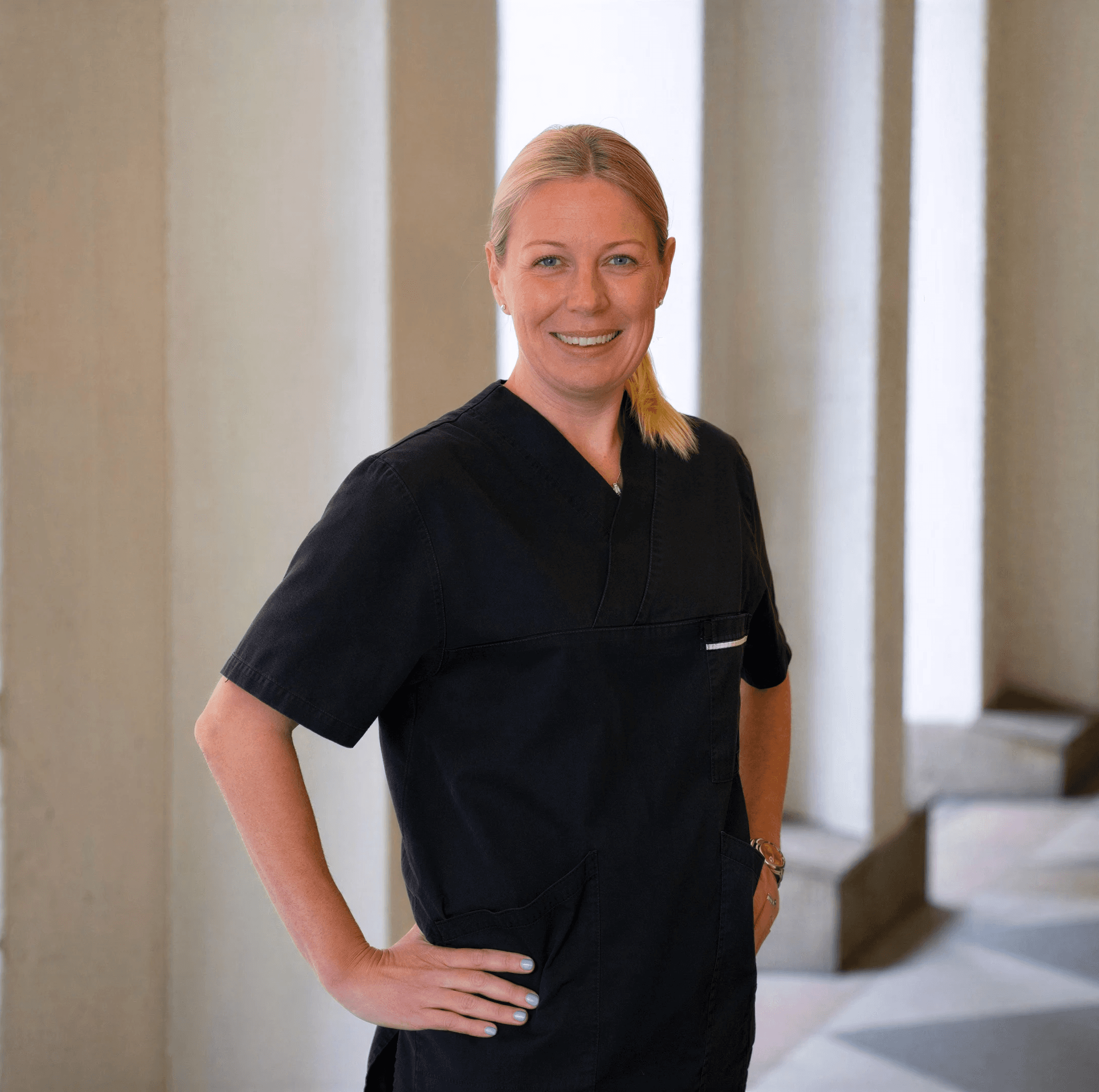 Johannes Cullberg står på en strand, ler och tittar mot kameran med armarna i kors