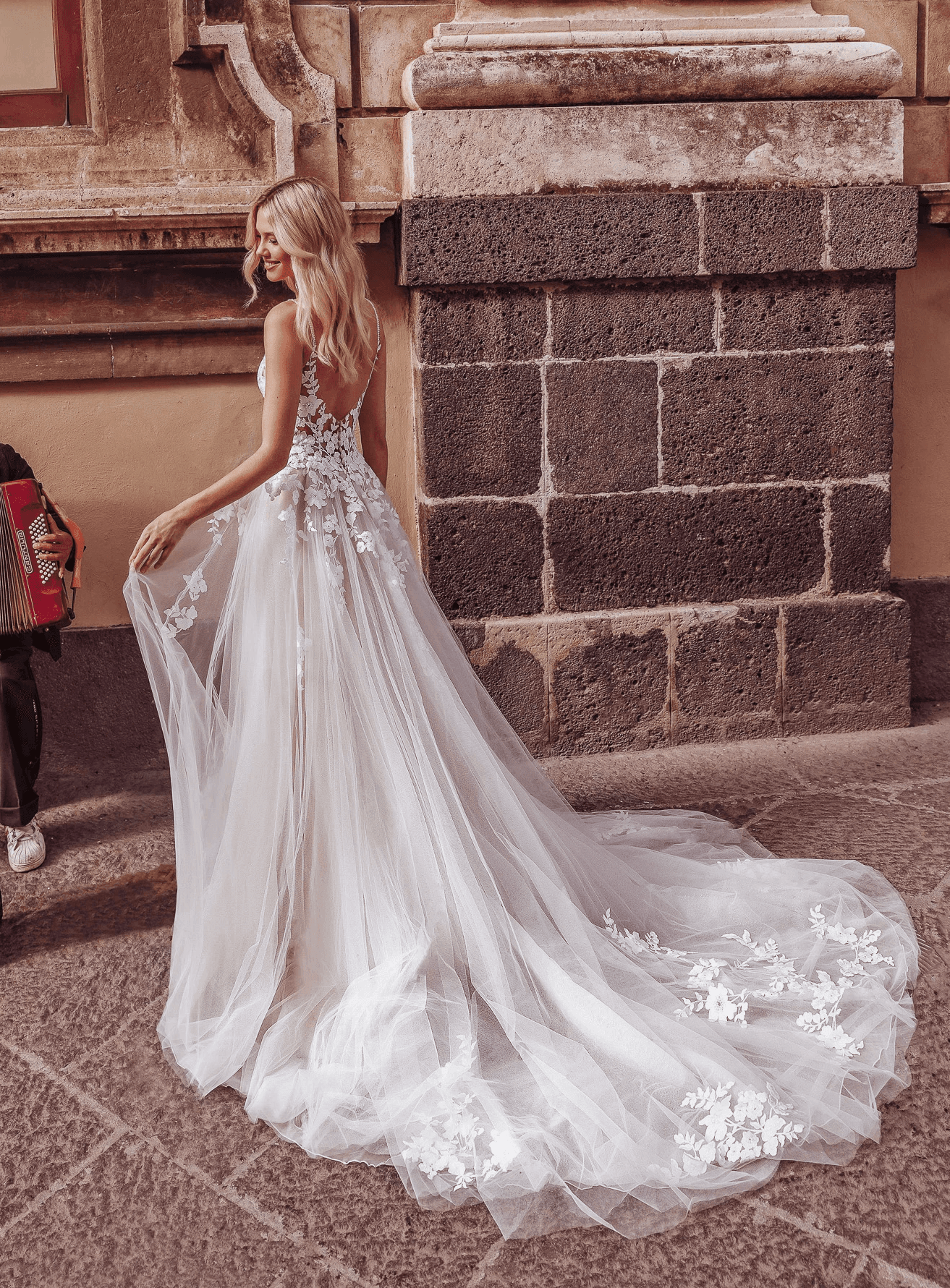 Prinzessin Brautkleid von Modeca mit tiefem Rückenausschnitt, Spaghettiträgern, Glitzertüll und Spitzen-Schleppe