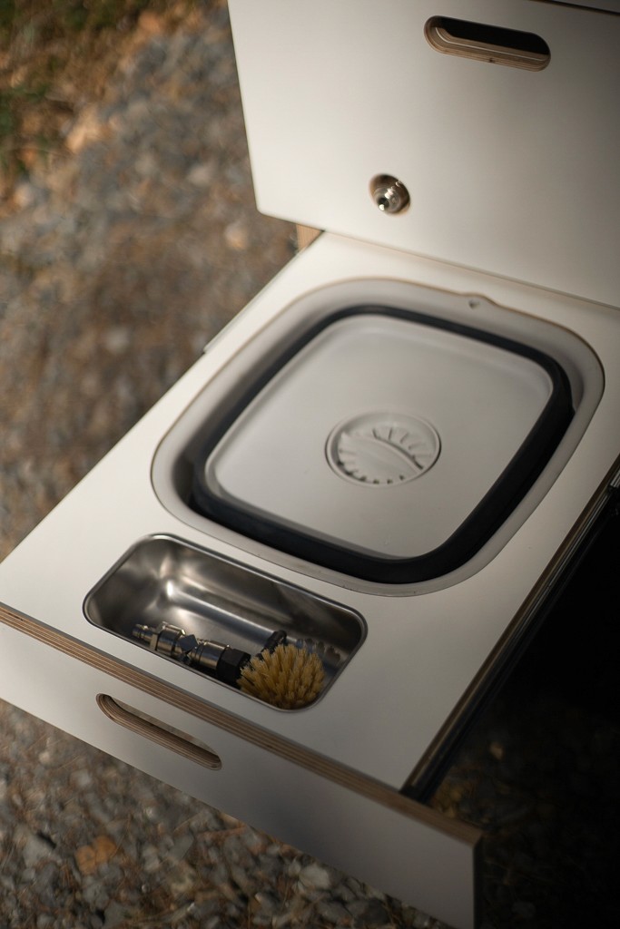 Detailaufnahme der Wellenstruktur der Akustiklampe aus Holz, zeigt Material und handgefertigte Verarbeitung