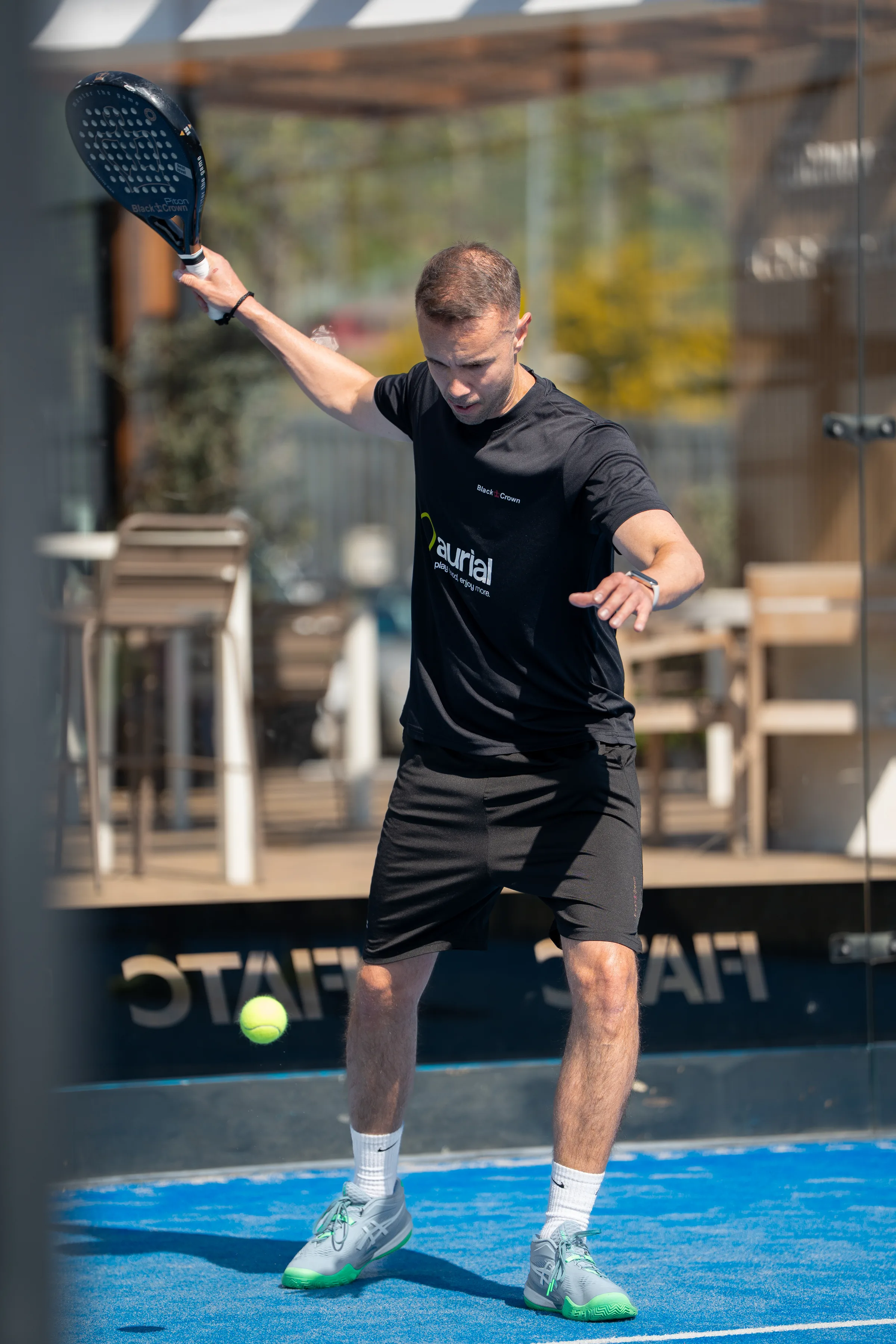 Jugador atacando en la red en Aurial Padel Cornellà 25 marzo 2026, fotografía de Nolan Pardo