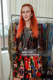 man in black crew neck shirt