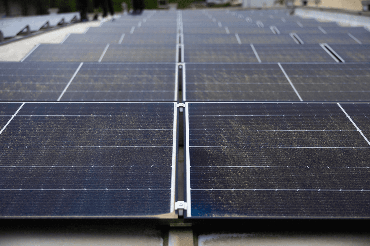 Verschmutzte SOlaranlagen auf einem Flachdach