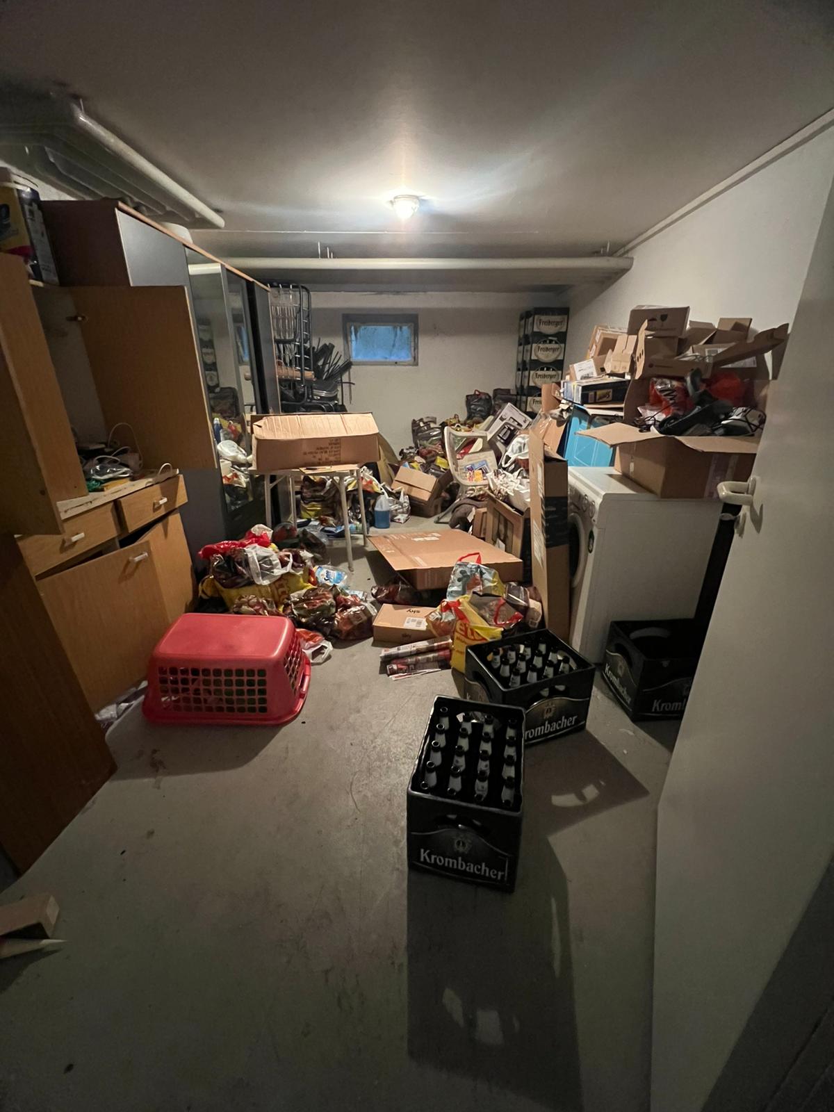 Entrümpelung Freising ein Mann ist an der Wand angelehnt und Grinst in die Kamere, Es scheint so als ob der Keller Entrümpelt wurde.