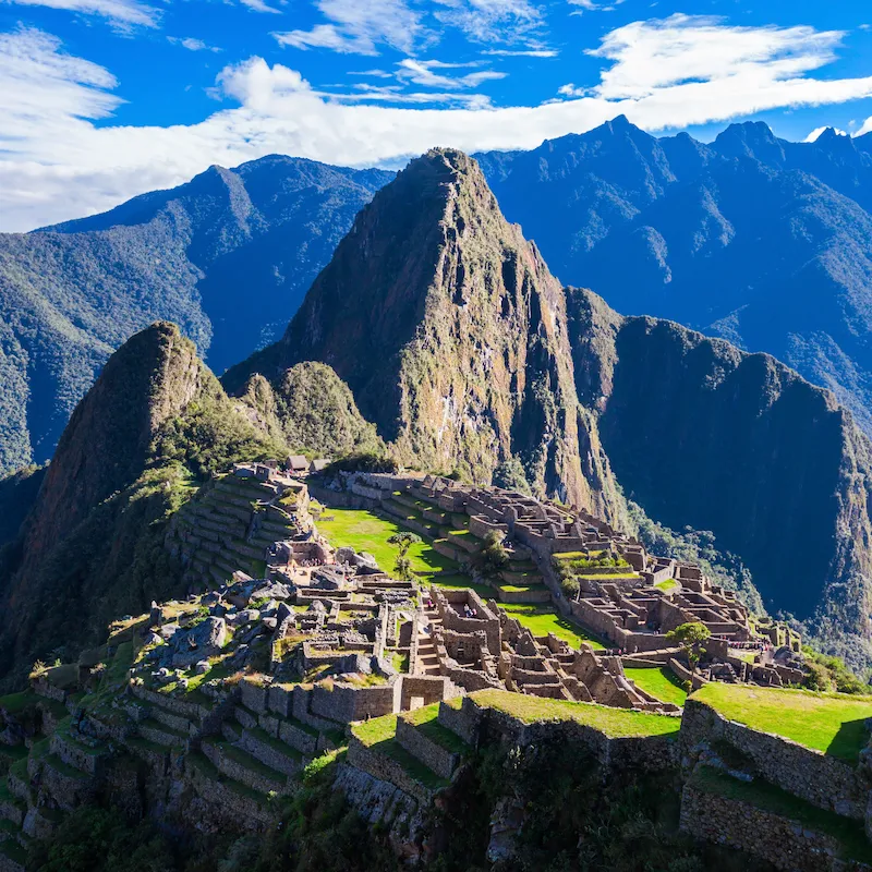 Machu Picchu no Peru com montanhas andinas ao redor