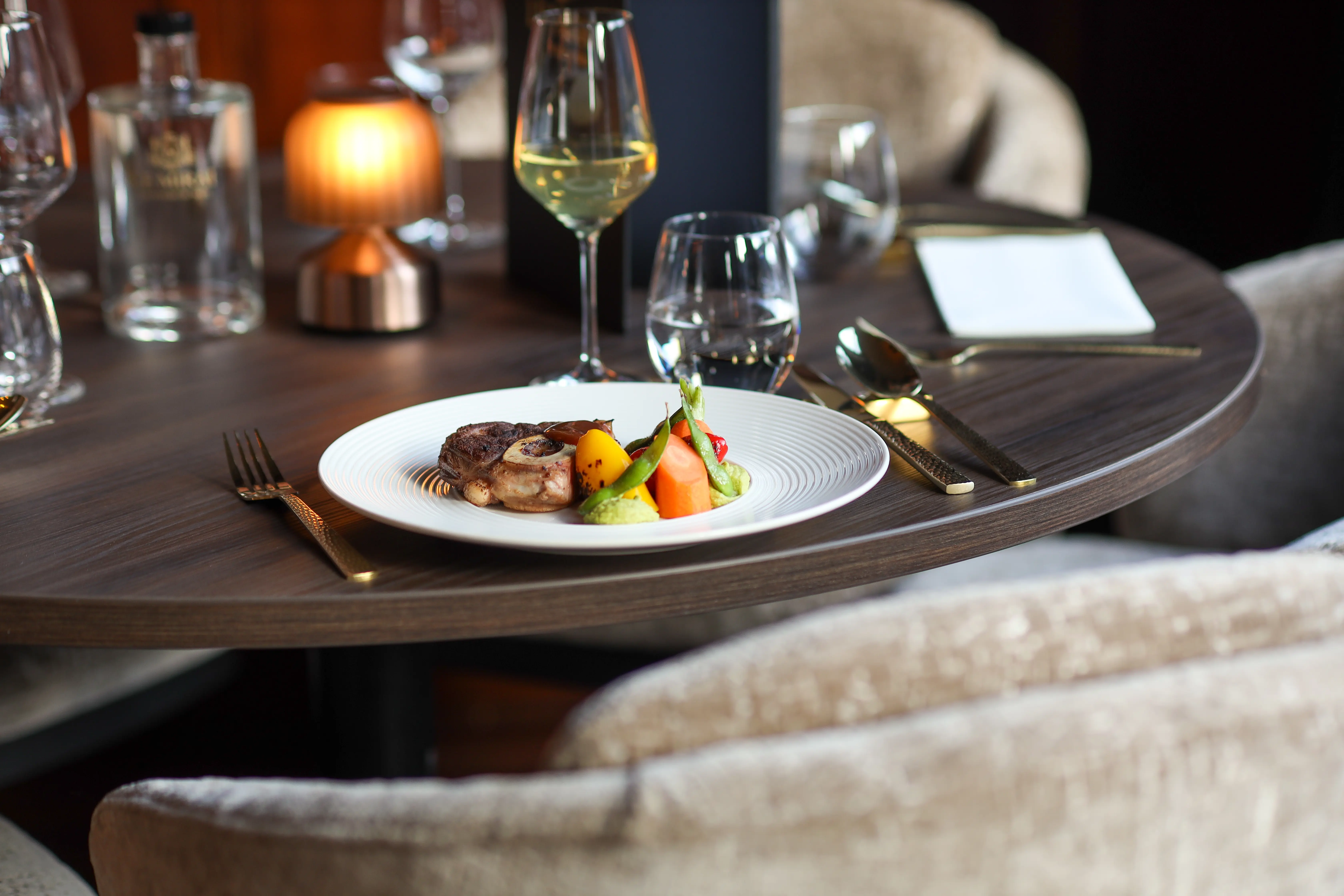 Tafel met vlees gerecht