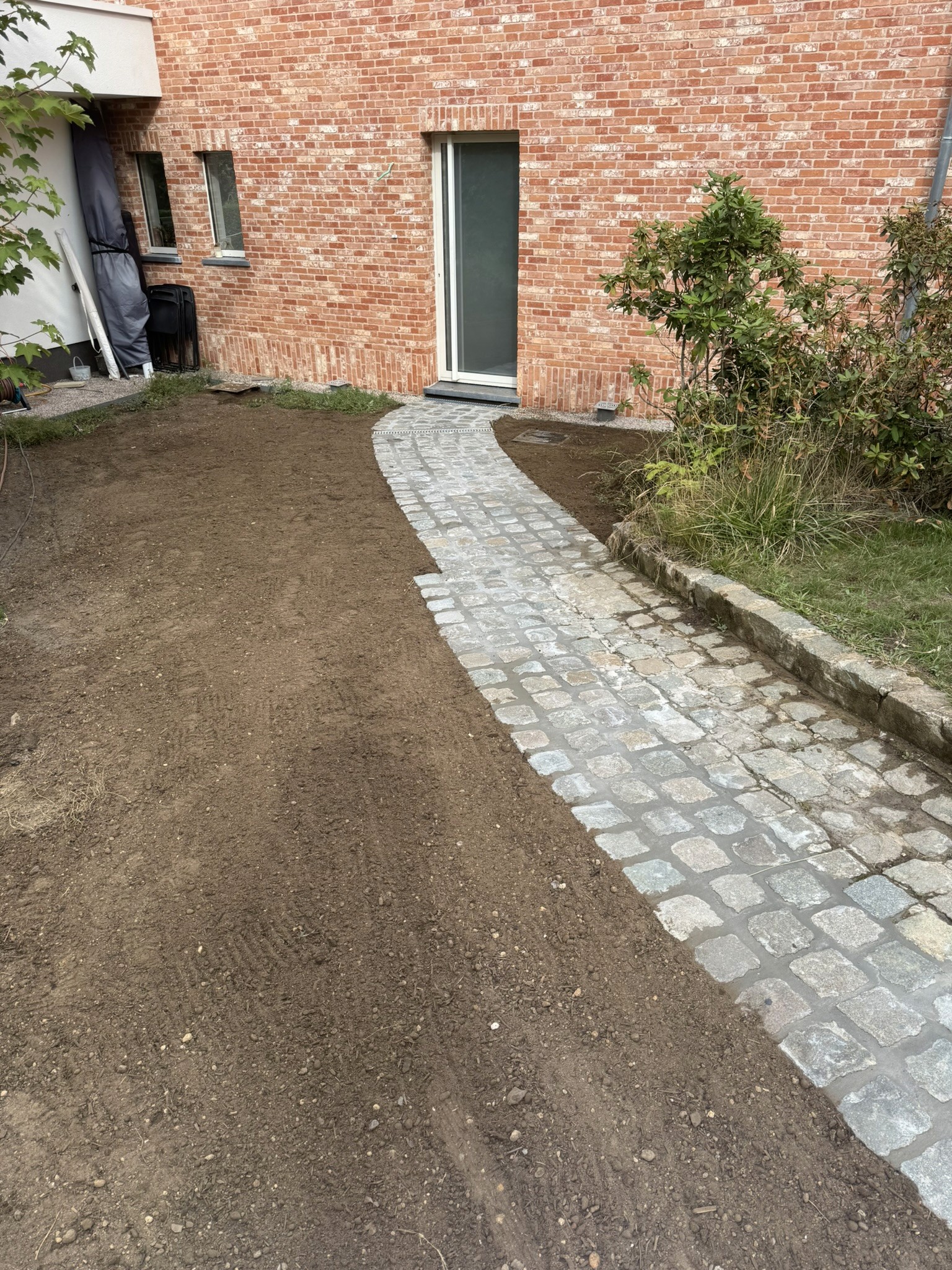 Kasseien pad naar voordeur