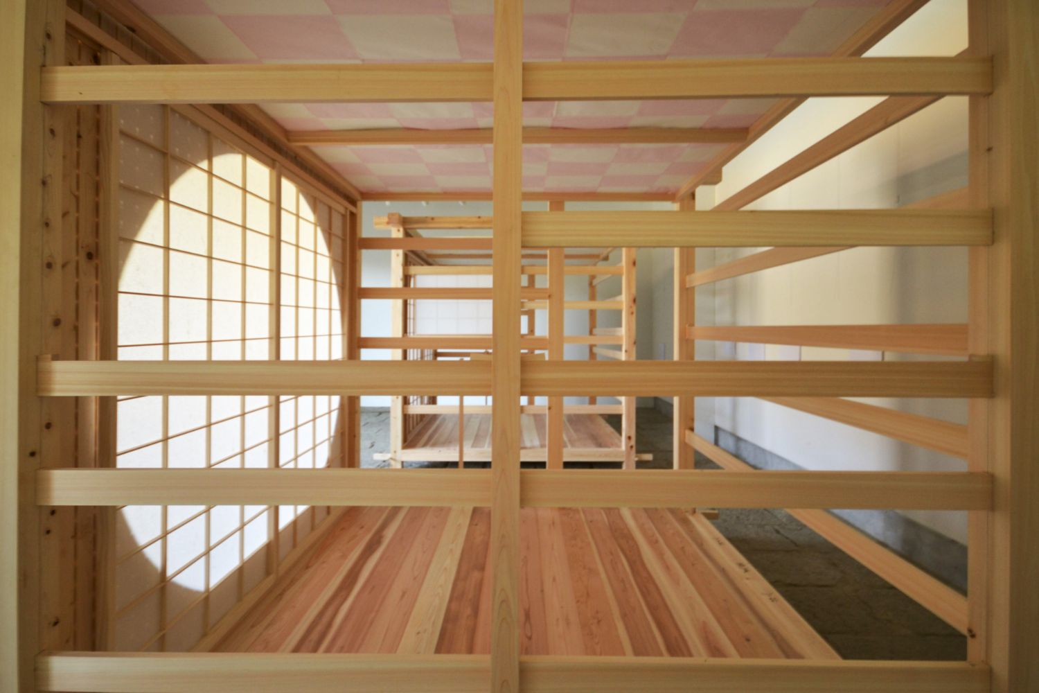講師として参加したワークショップで、子どもたちと一緒につくった木の家の建具。「自分が幼い頃に触れた職人さんの手仕事の見事さを、少しでも子どもたちに伝えられたらと思い、心をこめて作業をしました」
