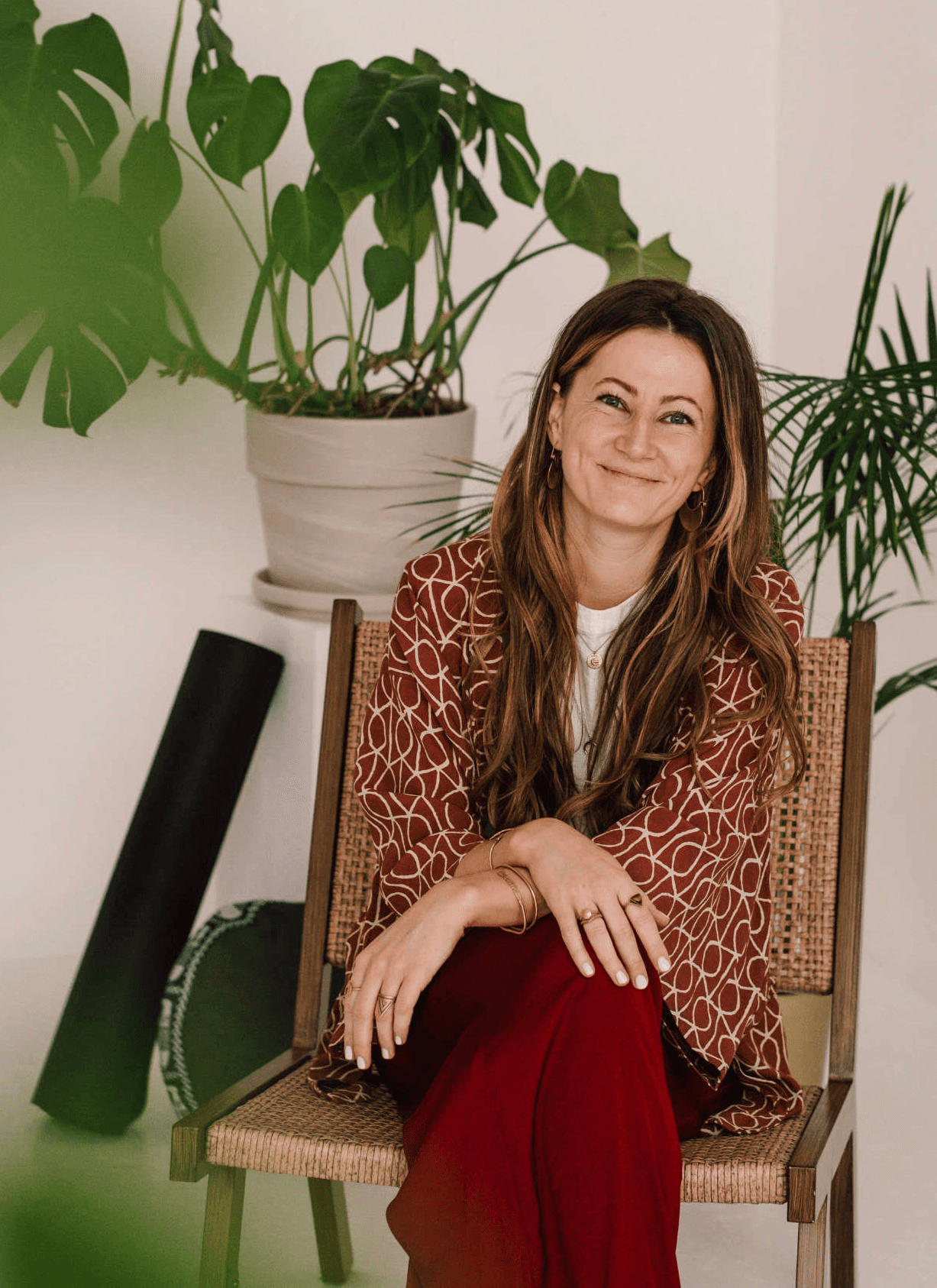 Franzi sitzt lächeln in Yogastudio