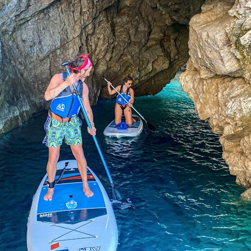 ਕੈਪਰੀ ਵਿੱਚ ਖੜੇ ਹੋ ਕੇ ਪੈਡਲ ਕਰਨਾ: ਗੁਫ਼ਾਵਾਂ ਅਤੇ ਸਮુੰਦਰਤਟ ਦੇ ਟਿਕਟ