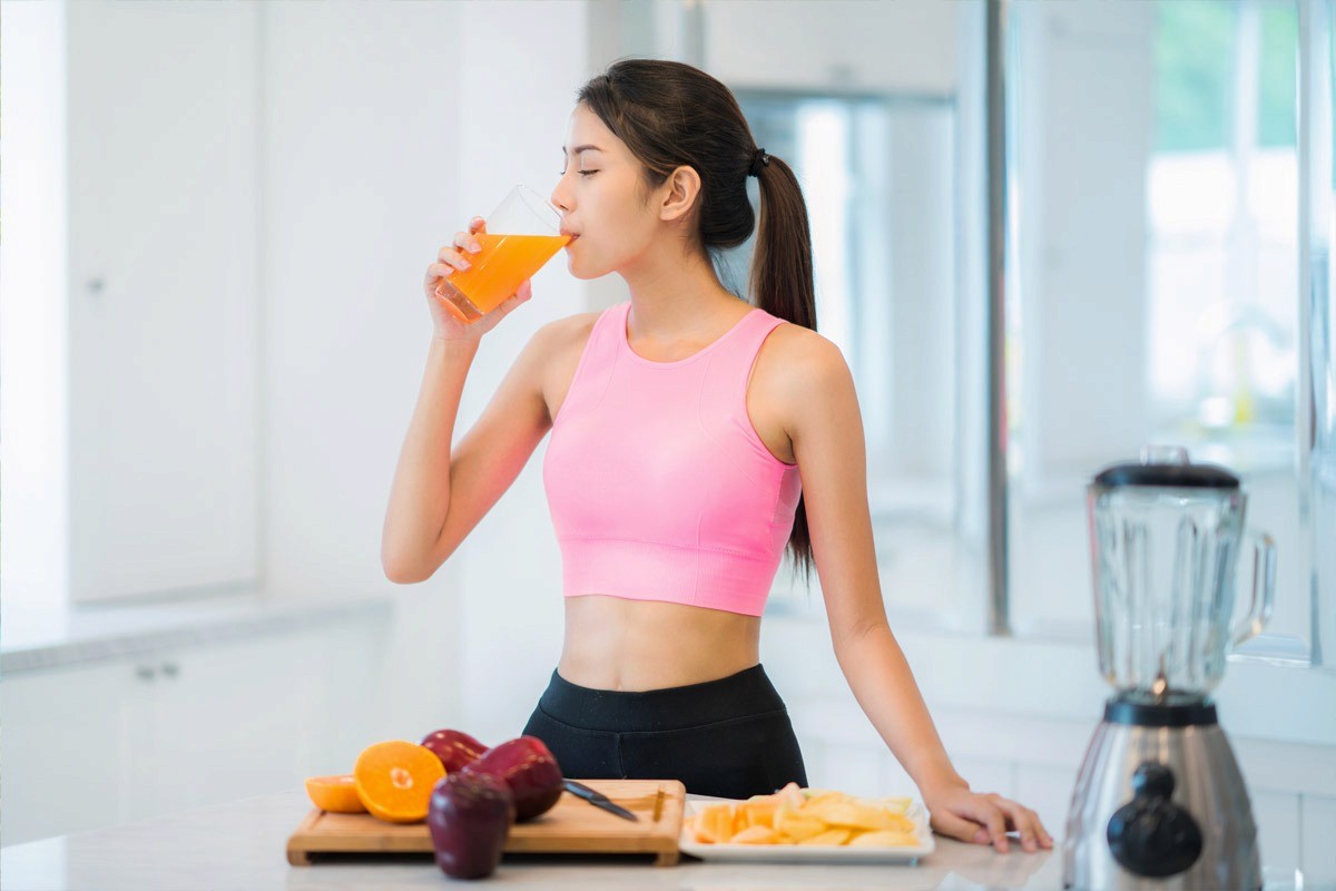Bổ sung vitamin C cho cơ thể cũng là cách giúp chân mày lên màu nhanh 