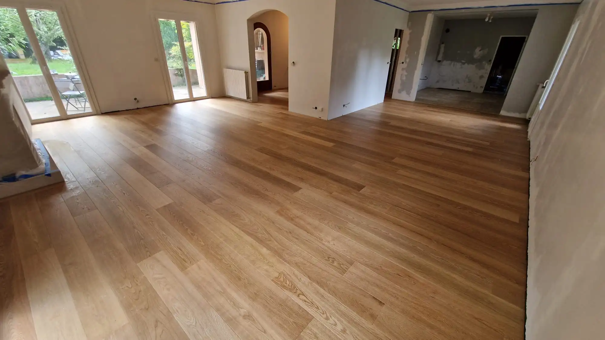 Grande pièce de vie ouverte avec parquet chêne contemporain posé par Aliénor Parquet en Gironde