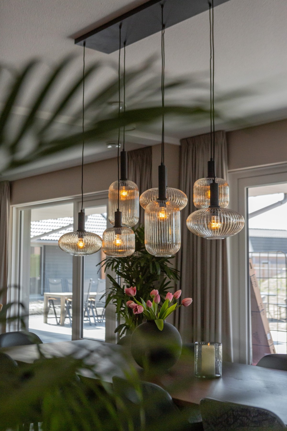 groep glazen hanglampen boven tafel