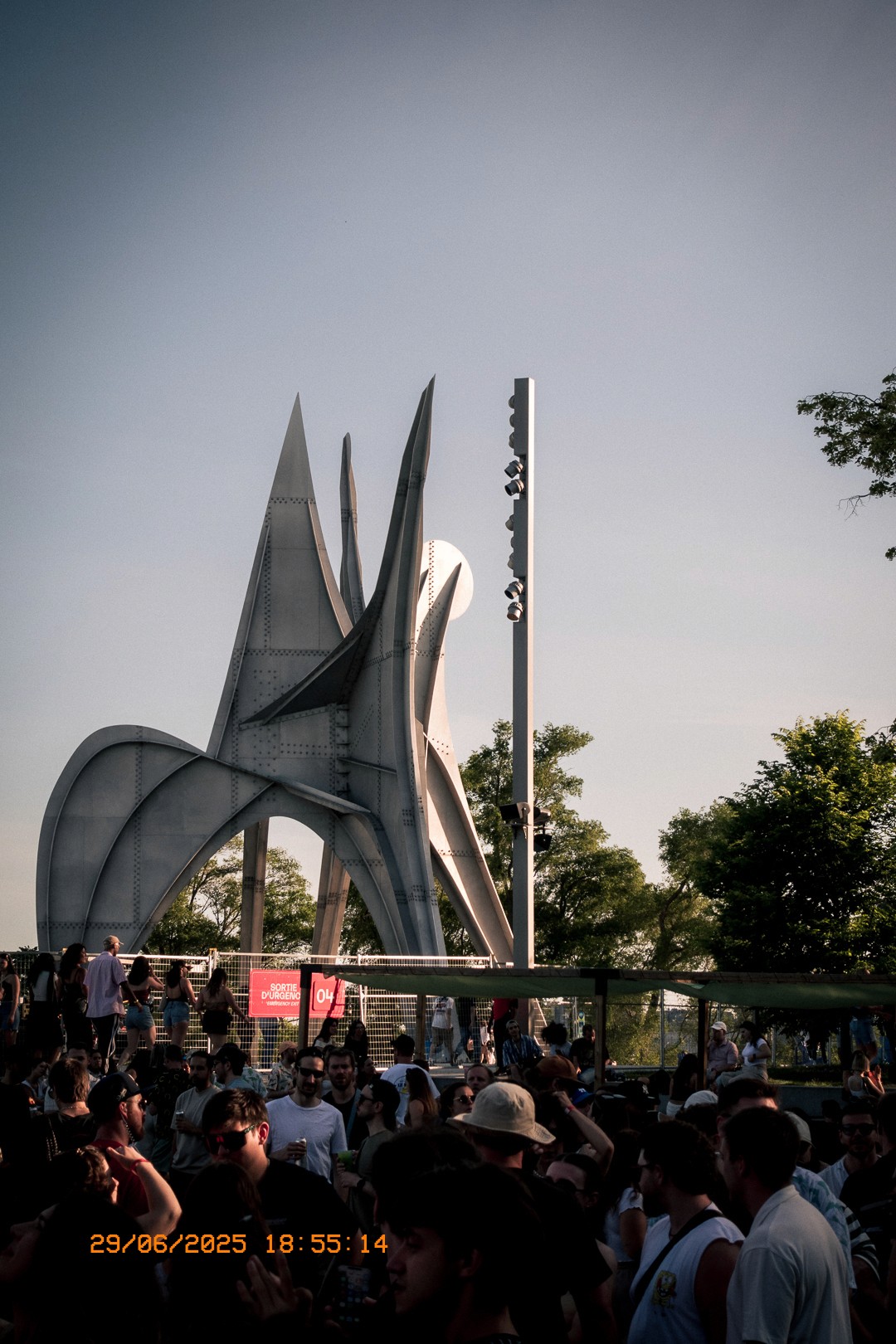 Foule rassemblée devant le monument Calder au parc Jean-Drapeau.