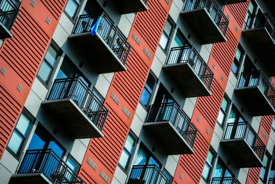 Salón luminoso con balcón de una vivienda en alquiler: seguros para propietarios que alquilan