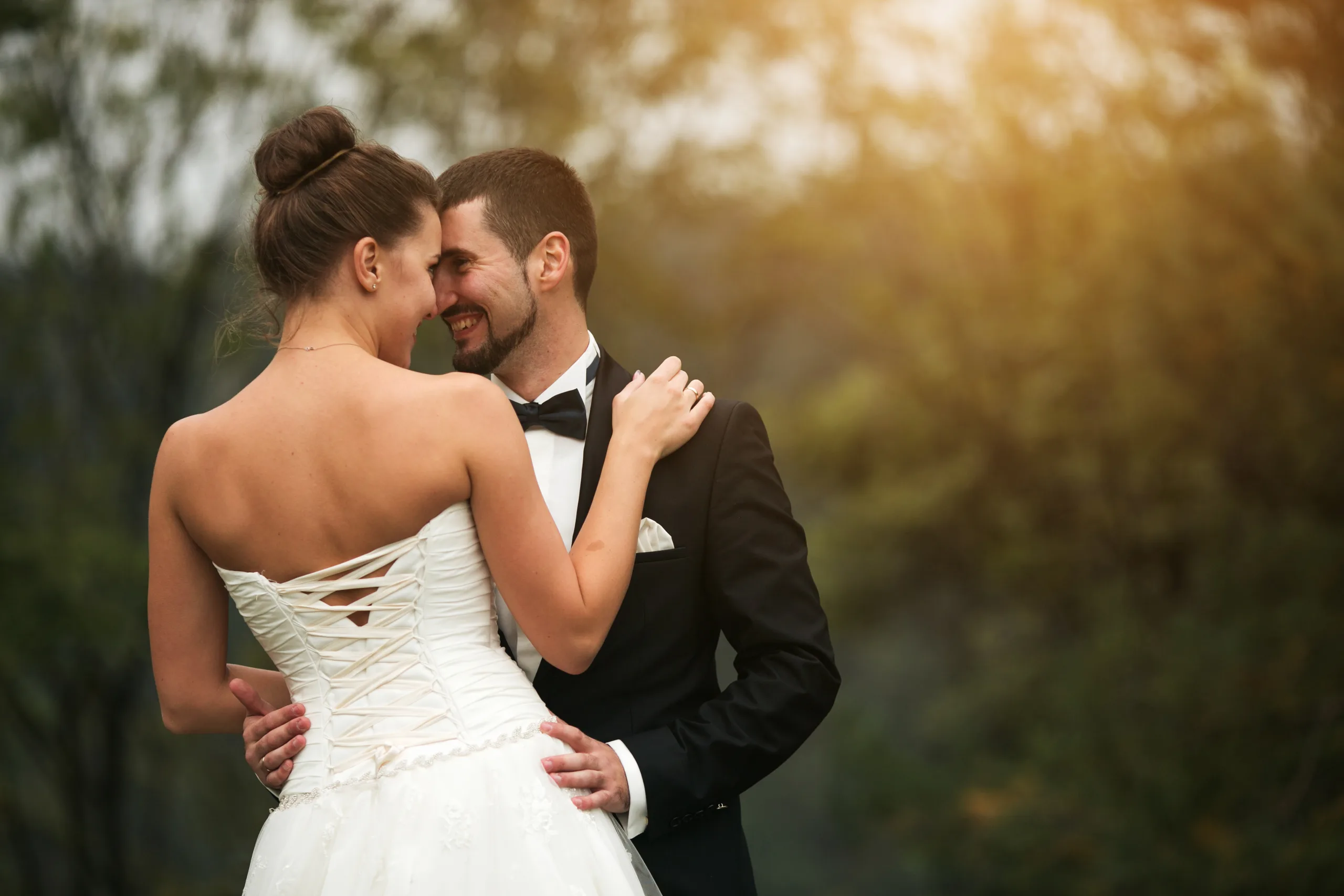casal em ensaio fotográfico de casamento ao pôr do sol
