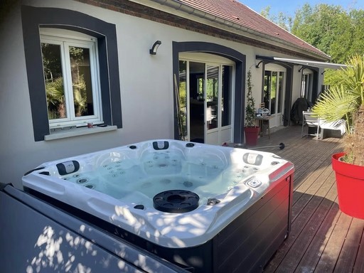 Spa design extérieur pour un jardin raffiné, Haut-Rhin