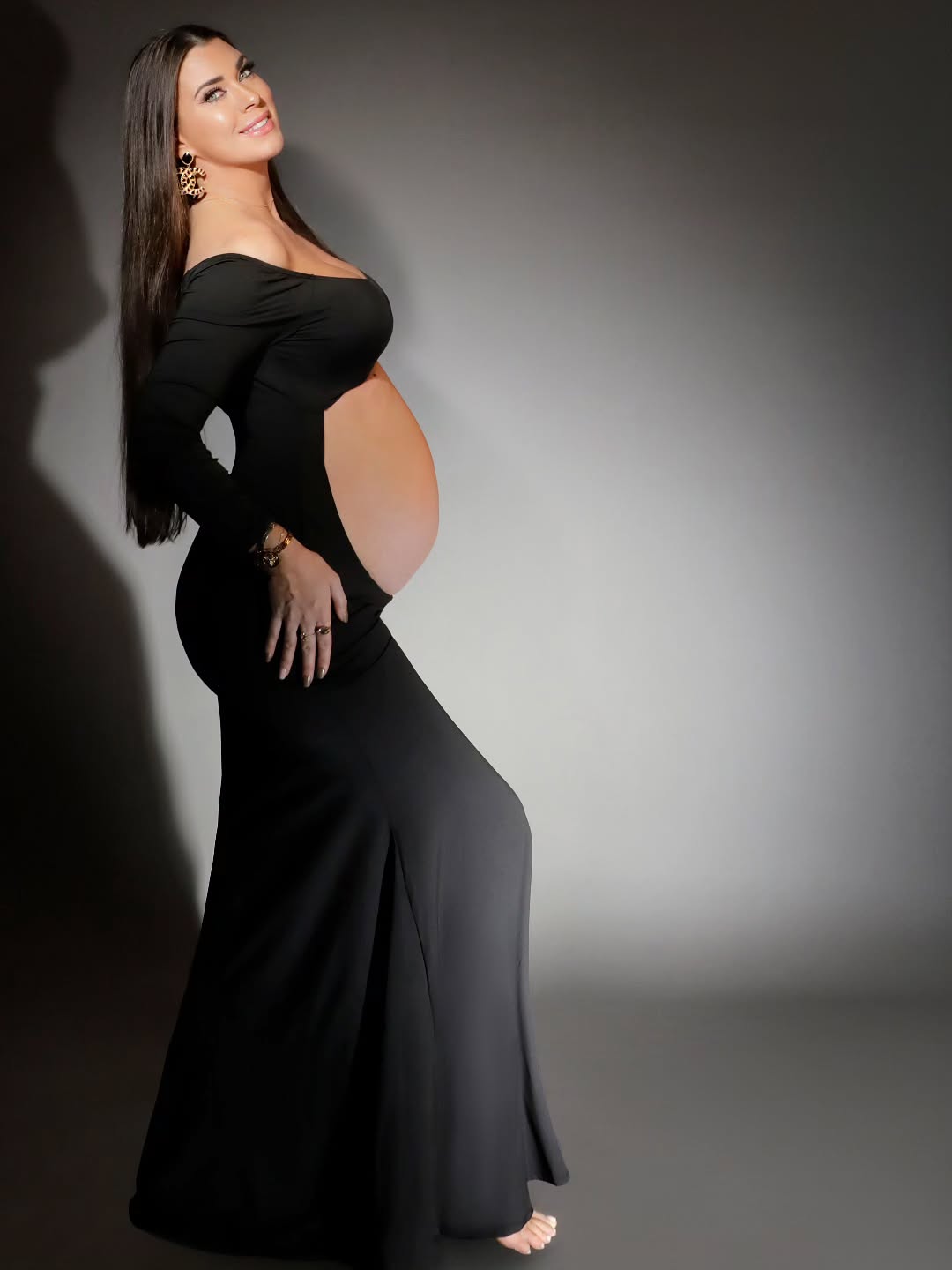 Beautiful maternity photoshoot of glowing expectant mom captured by Mahvin Photography in Dubai, celebrating motherhood.
