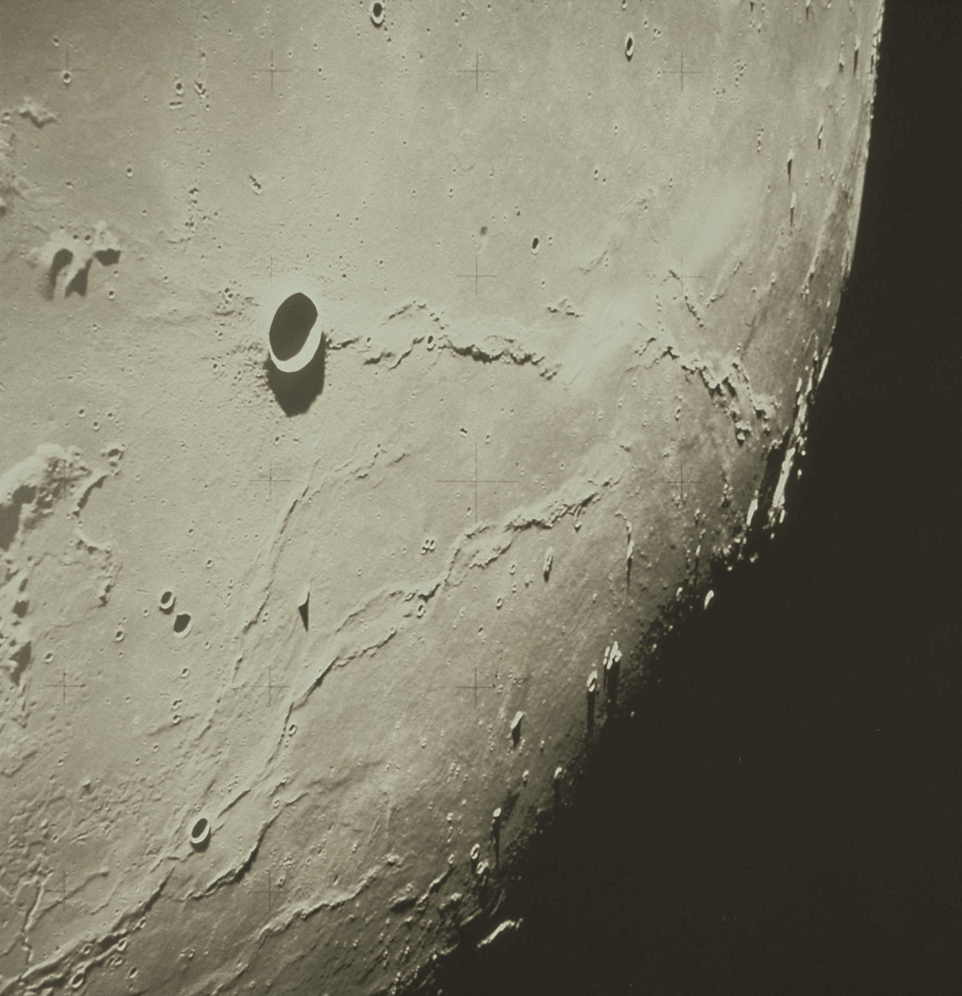 Parte de la superficie lunar vista desde la cápsula de mando en órbita lunar.