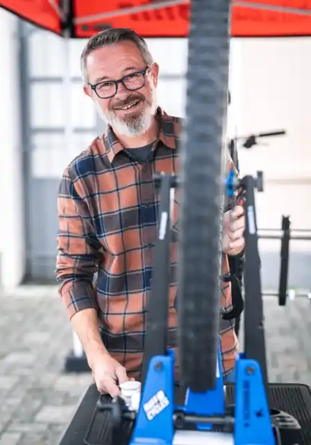 Mécanicien vélo effectuant une révision complète sur un marché du Calvados