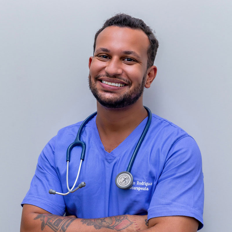 Fotografía de un hombre de mediana edad con rasgos médicos, piel morena y expresión amable; representa el perfil de un profesional de la salud centrado en el paciente para el estudio de experiencia de usuario.