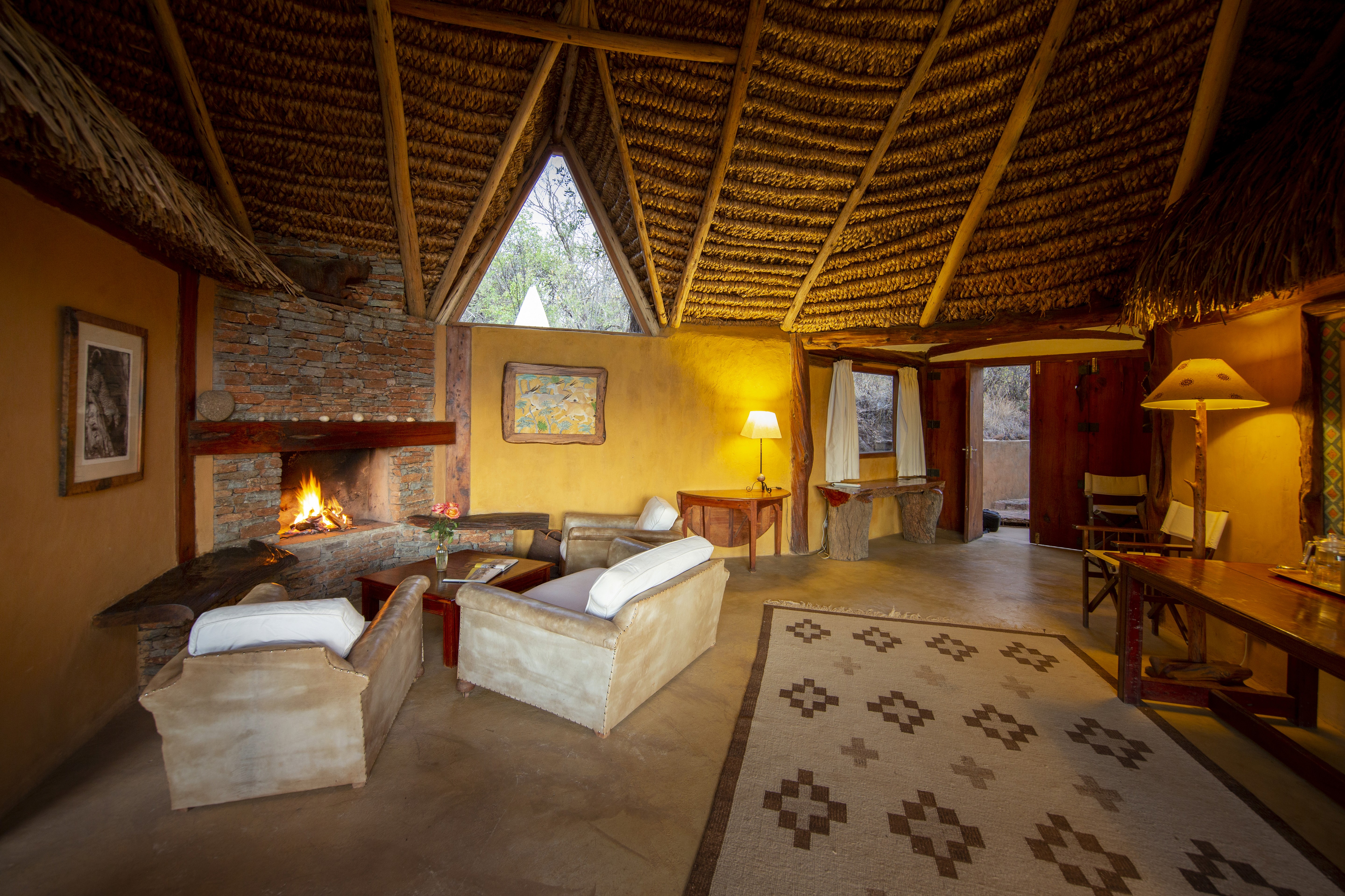 Tree Camp i Mashatu Game Reserve, Botswana – unikt boende byggt på en platå i ett träd, med säng omgiven av myggnät under ridresa med Africa by Horse.