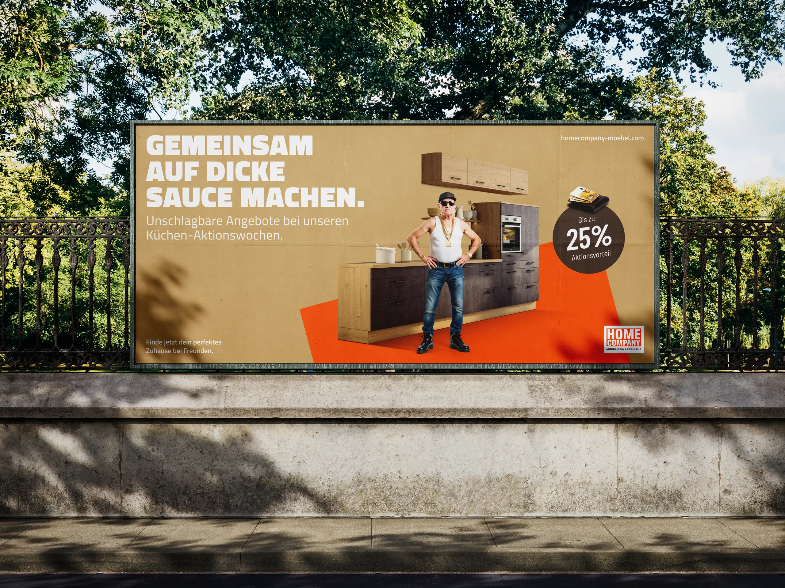 Breites Banner: Küchen-Aktionswochen mit Claim „Gemeinsam auf dicke Sauce machen“, 25 % Aktionsvorteil und HOME COMPANY Logo