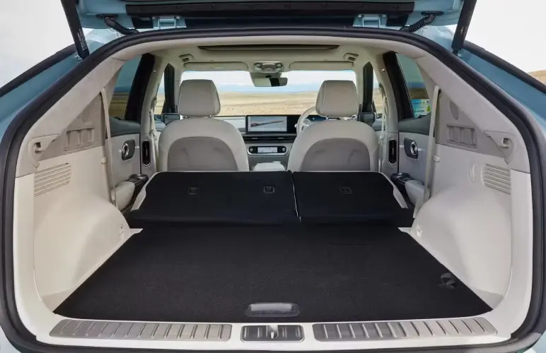 black car steering wheel during daytime