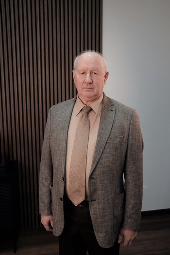 man in black shirt standing beside counter